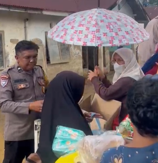 Polri Salurkan Bantuan Sembako untuk Warga Terdampak Banjir Bandang di Gurun Laweh