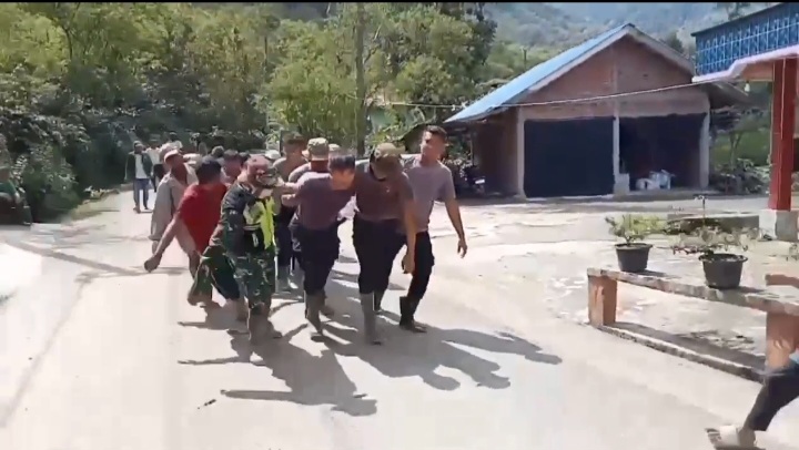 Tak Kenal Hari Libur, Polri Bersama Warga Bangun Jembatan Darurat Pascabencana di Aceh Tengah