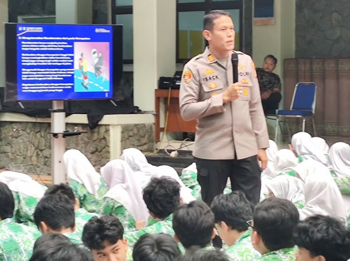 Wujudkan Pelajar Pelopor Keselamatan, Polsek Rawalumbu Gelar Sosialisasi Safety Riding dan Razia Kelengkapan di SMA Al Azhar 4