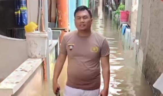 Bhabinkamtibmas Harapan Mulya Lakukan Pemantauan Genangan Air Pasca Hujan Deras