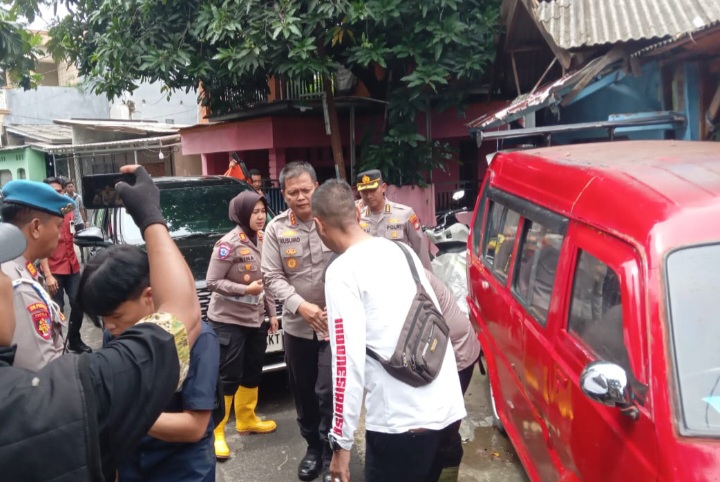 Kapolres Metro Bekasi Kota Tinjau Pengungsi di Teluk Pucung, Salurkan 500 Paket sembako dan Makanan serta Cek Kesehatan Warga