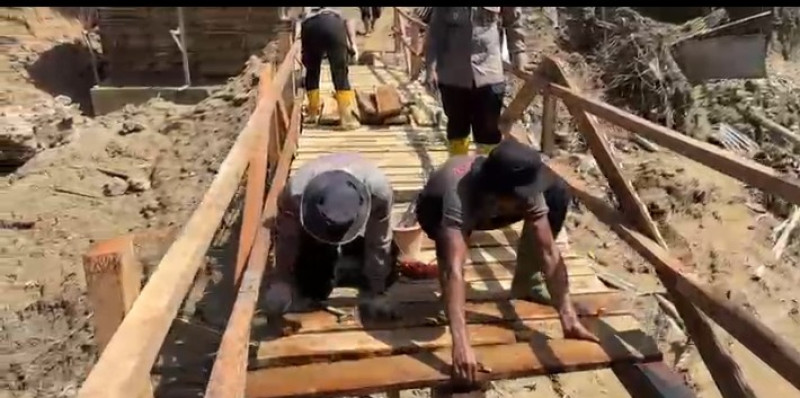 Sat Brimob Polda Sumbar Bangun Jembatan Darurat Penghubung Dua Nagari di Padang Pariaman