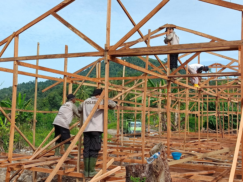 Capai 47 Unit, Pembangunan Huntara Sat Brimob Polda Sumbar Terus Berjalan di Pauh