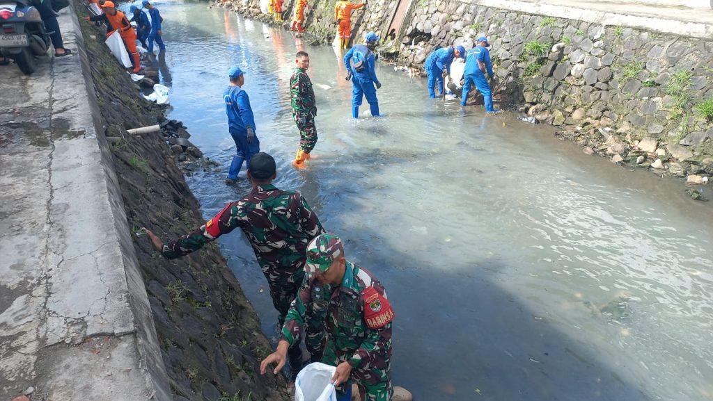 Koramil 02/Matraman Gelar Karya Bakti Bersama Tiga Pilar dan Warga.