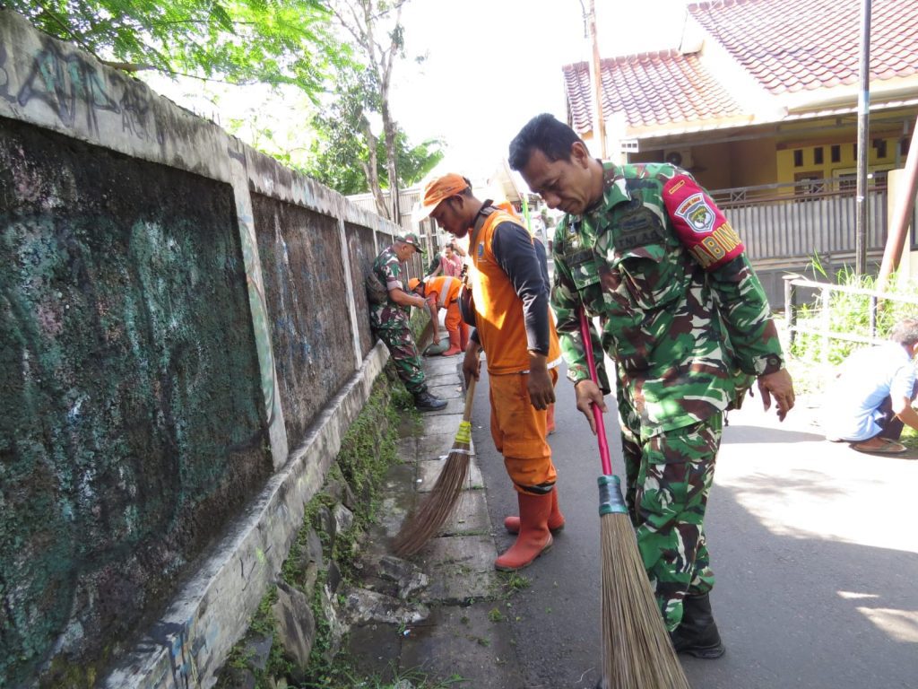 Kebersihan Sebagian dari Iman”, Danramil Duren Sawit Pimpin Kerja Bakti di Pondok Kopi
