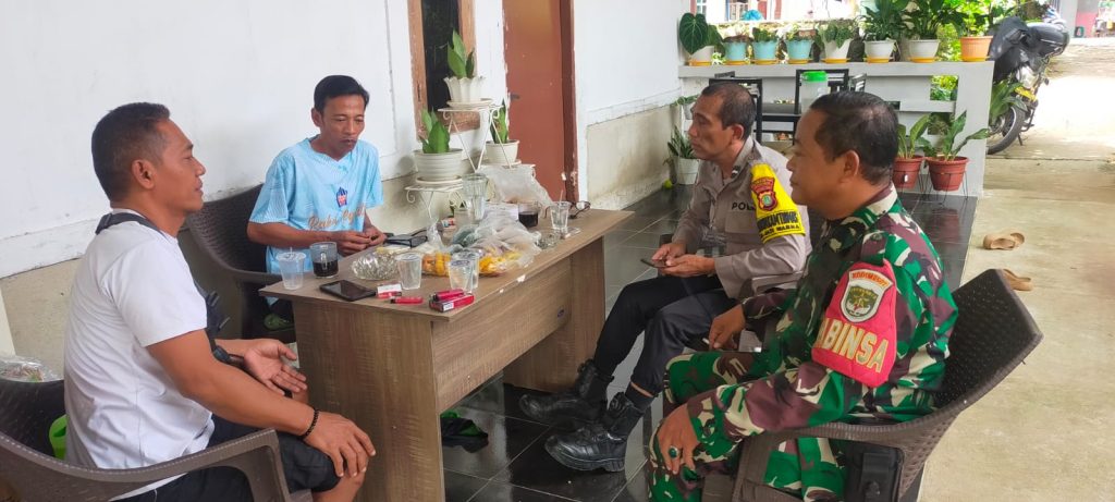 Sinergi TNI-Polri Jatiwarna: Sambangi Tokoh Masyarakat, Bhabinkamtibmas dan Babinsa Perkuat Komitmen Keamanan Wilayah