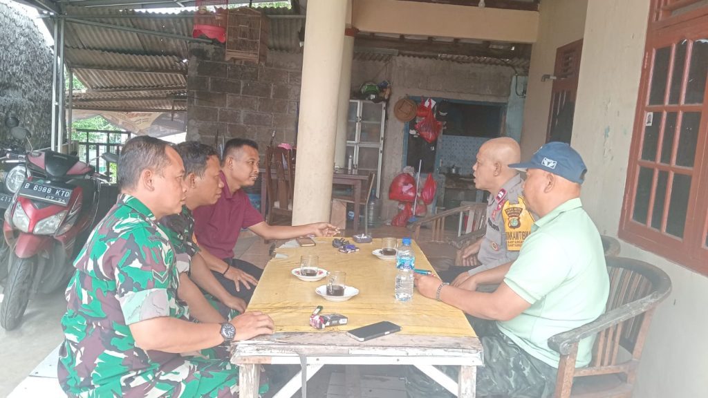 Soliditas Tiga Pilar Bantar Gebang: Bhabinkamtibmas dan Babinsa Kompak Sambangi Warga Antisipasi Curanmor