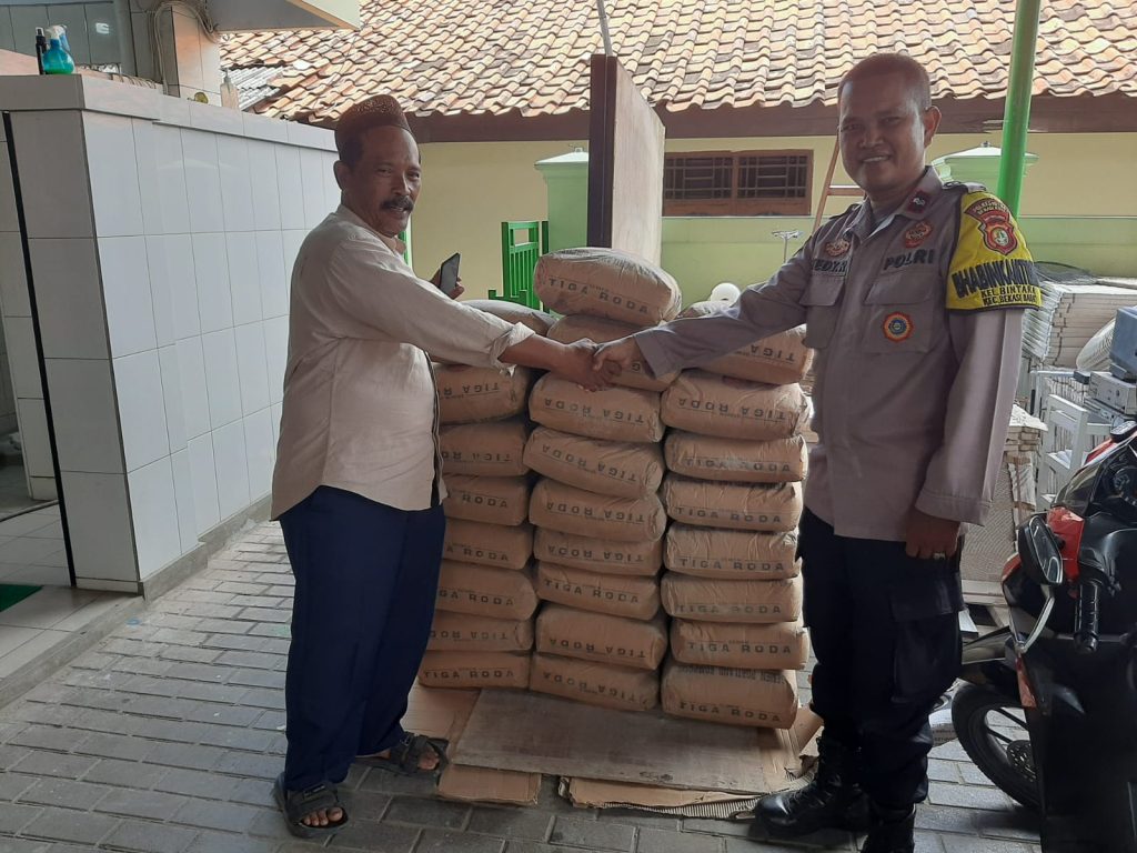 Wujud Kepedulian Polri, Kapolsek Bekasi Barat Salurkan Bantuan Semen untuk Renovasi Masjid Al-Ikhlas Bintara