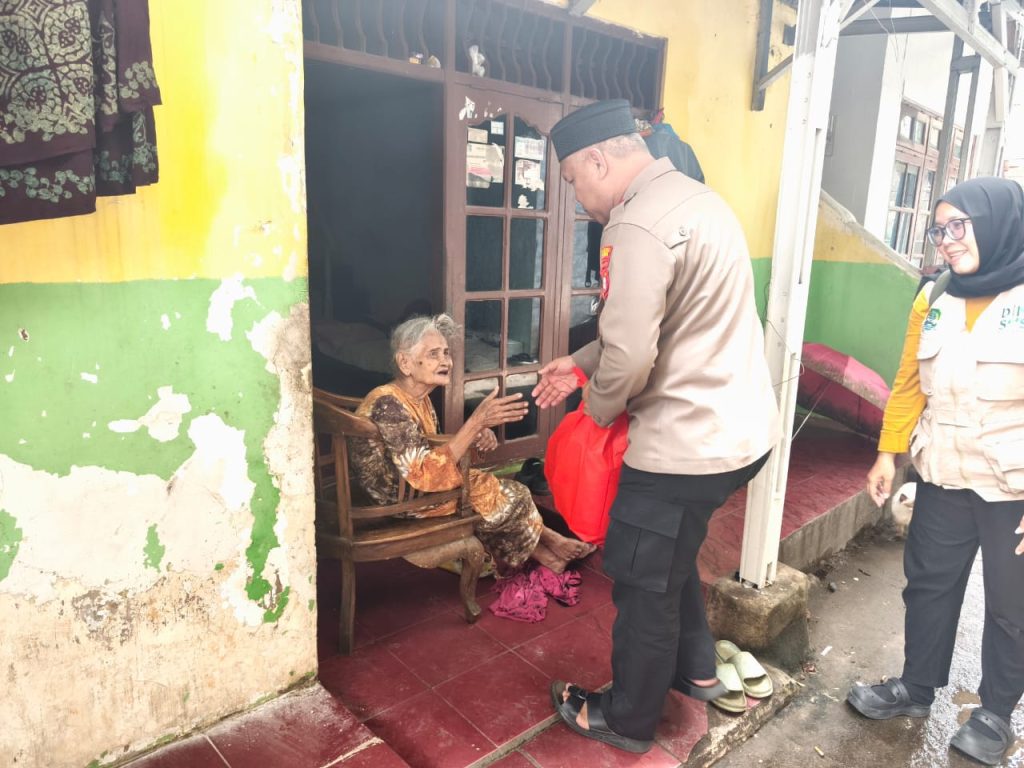 Berbagi Berkah, Polsek Bekasi Barat Santuni Lansia