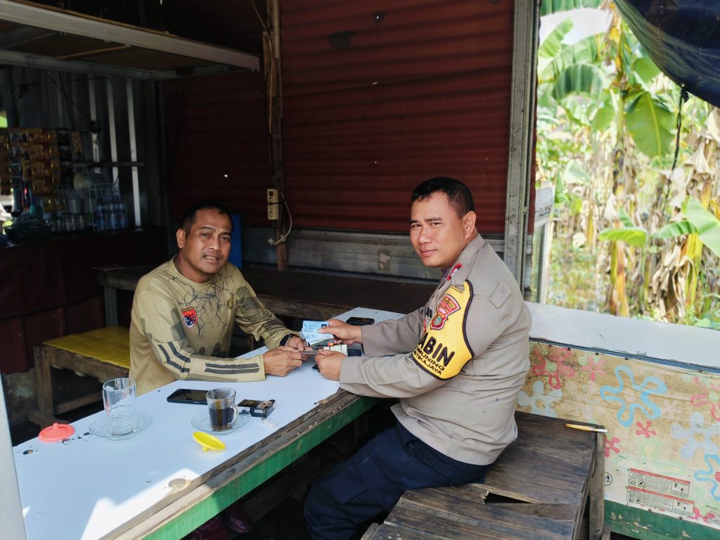 BHABINKAMTIBMAS MONITORING WILAYAH, CEK LAPORAN WARGA TEMUKAN DOMPET DI KELURAHAN CIMUNING