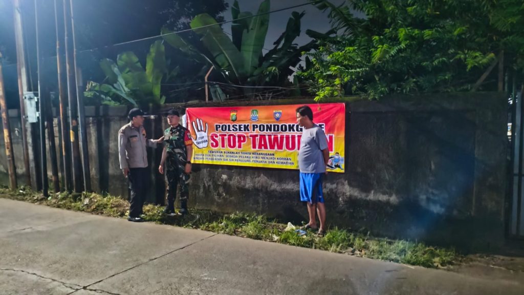 Antisipasi Aksi Tawuran Remaja, Tiga Pilar Jatibening Baru Pasang Spanduk Imbauan di Titik Rawan