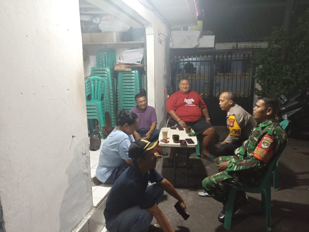 Sambang Malam, Bhabinkamtibmas dan Babinsa Jaticempaka Bubarkan Kerumunan Remaja Secara Humanis