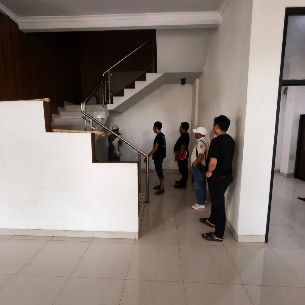 Tak Terima Diklakson, Pemotor Rusak Spion Mobil di Tangsel