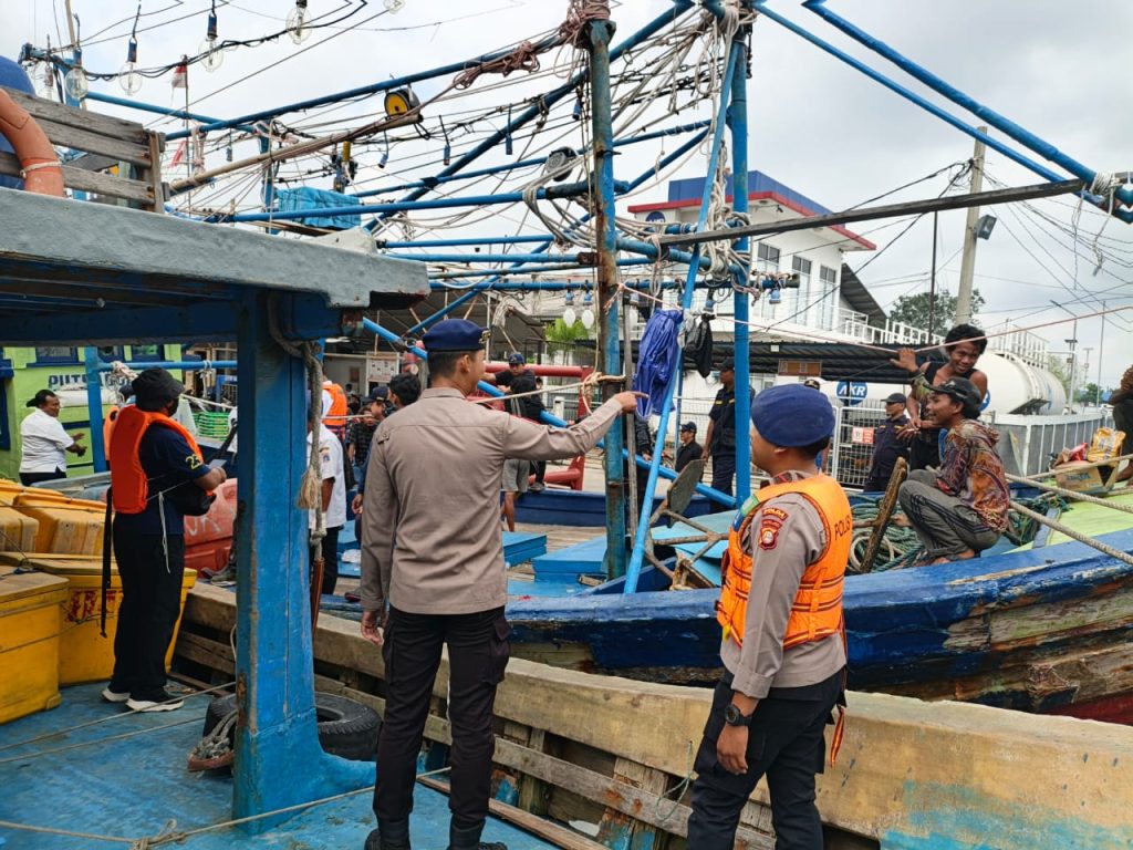 Ditpolairud Polda Metro Jaya Relokasi 12 Kapal Perikanan Mangkrak di Muara Angke