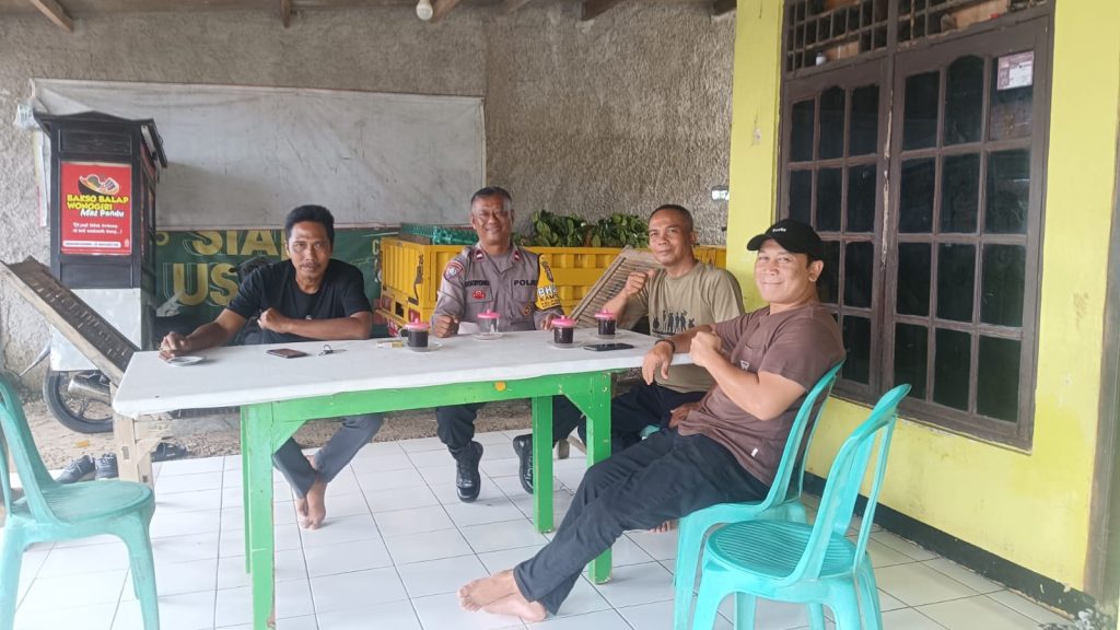 Pastikan Kenyamanan Warga, Bhabinkamtibmas Padurenan Sambangi Tokoh Lingkungan Ajak Giatkan Ronda Malam