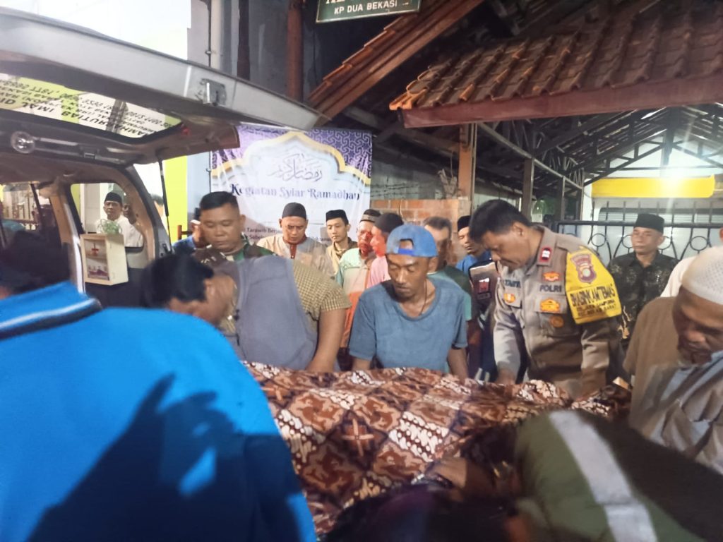 Empati dan Peduli Bhabinkamtibmas Jakasampurna Polsek Bekasi Barat Takziah Warga Yang Meninggal
