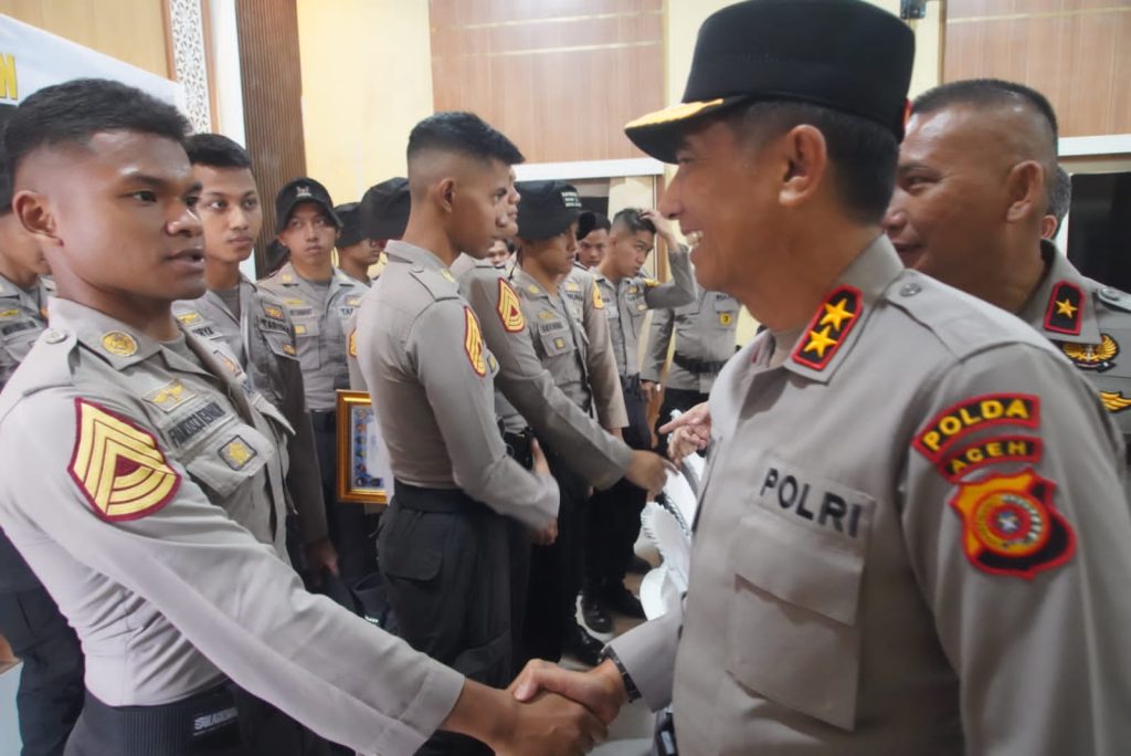 Kapolda Aceh Beri Penghargaan kepada Danyon Taruna Akpol dan Taruna Akpol atas Dedikasi Kemanusiaan di Aceh Tamiang