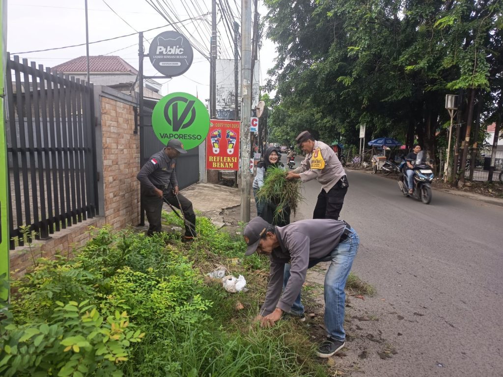 Giat Sabtu Bersih Bhabinkamtibmas Jakasampurna Polsek Bekasi Barat di Jl. Patriot Raya