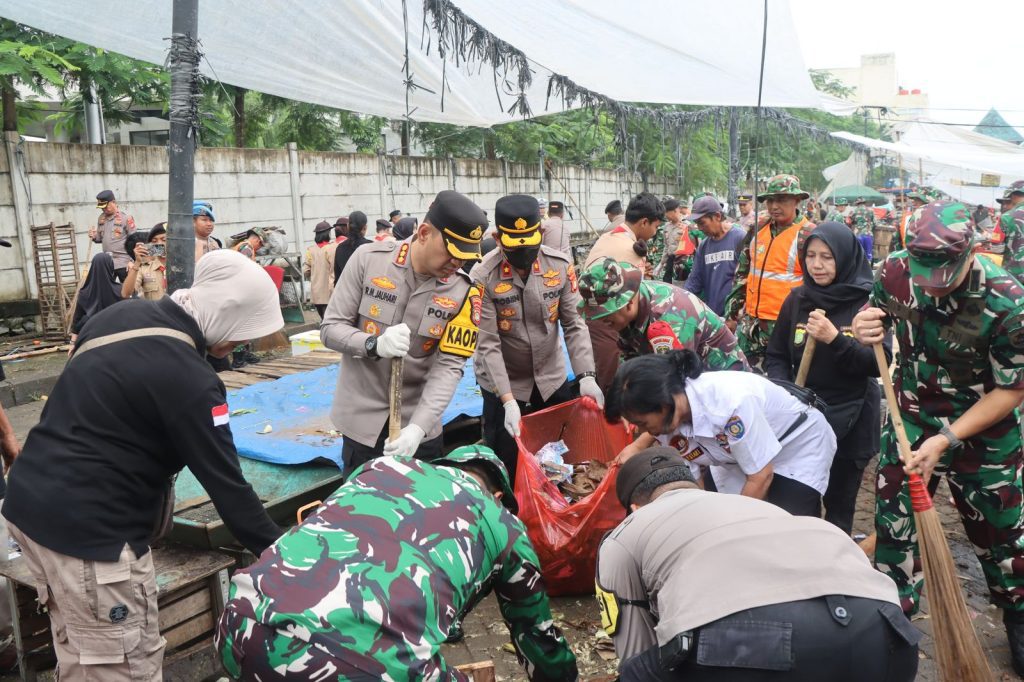 Kebersamaan di Pasar Babakan: TNI-Polri dan Warga Kompak Bersih-bersih Lingkungan