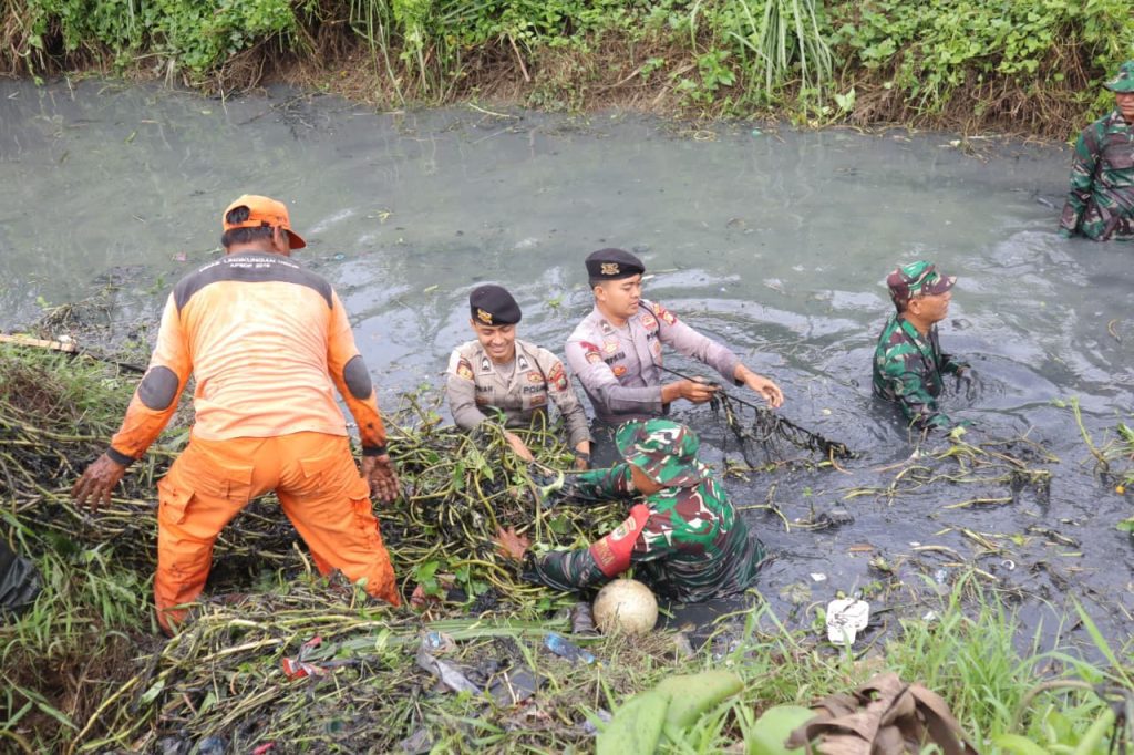 TNI-Polri Bersama Warga, Kerja Bakti Serentak di 17 Kecamatan Bekasi