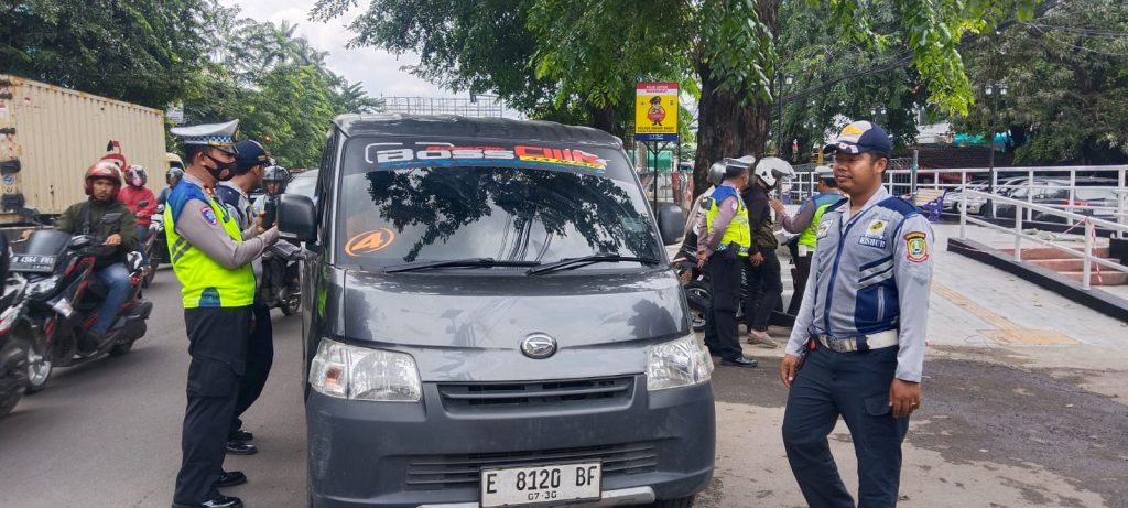 Gelar Operasi Keselamatan Jaya Di Jalan Jenderal Sudirman Polsek Bekasi Barat Edukasi Pengendara