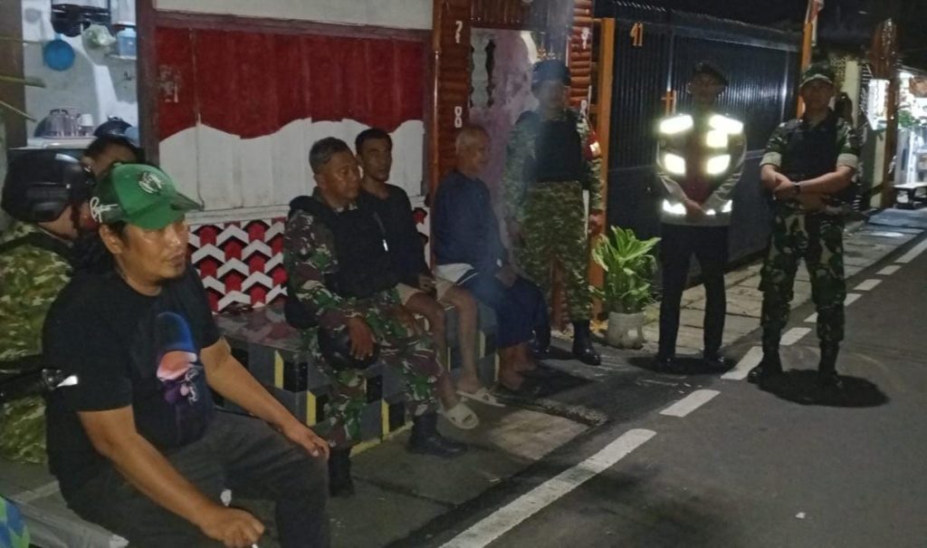 Koramil 02/Matraman Bersama Tiga Pilar dan Warga Gelar Patroli/Siskamling Keliling Ciptakan Wilayah Aman dan Kondusif.