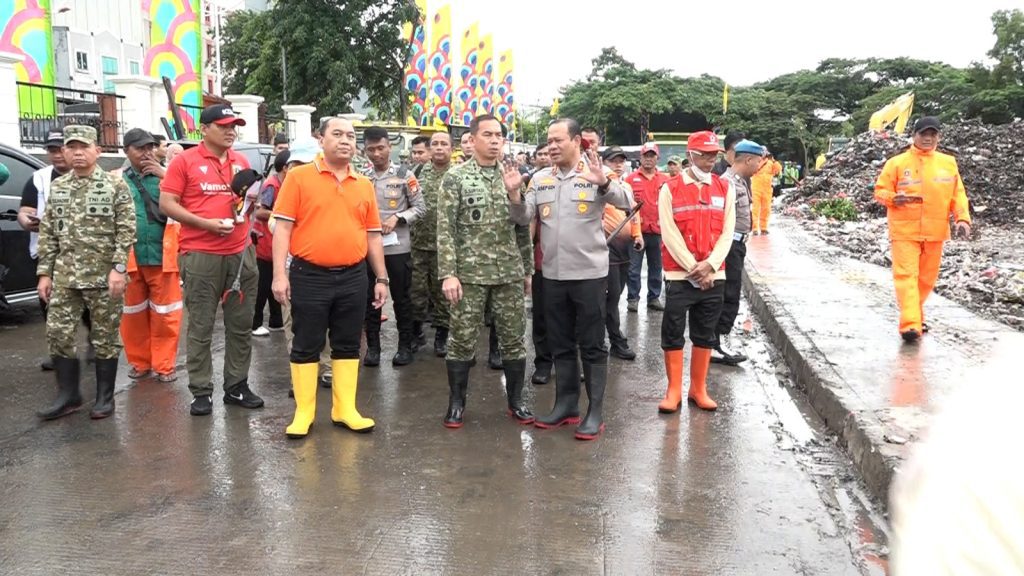 Terjang Hujan dan Becek, Kapolda Metro dan Pangdam Jaya Terjun Bersih-bersih Danau Cincin