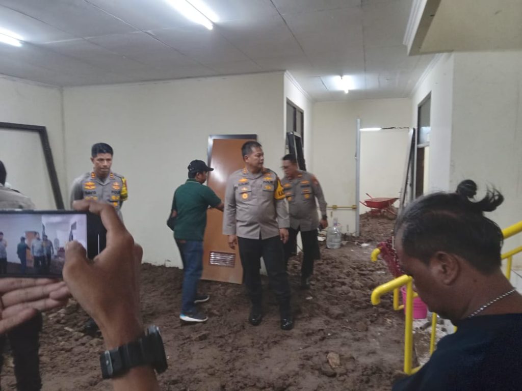 Perkuat Pelayanan Publik, Kapolres Metro Bekasi Kota Tinjau Progres Pembangunan Polsek Medan Satria
