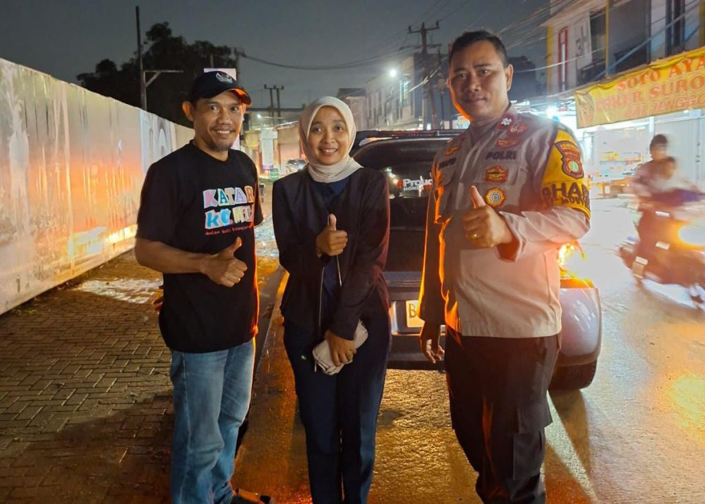 BHABINKAMTIBMAS KELURAHAN CIMUNING BANTU EVAKUASI KENDARAAN WARGA YANG TERPEROSOK DI JALAN GONDANG