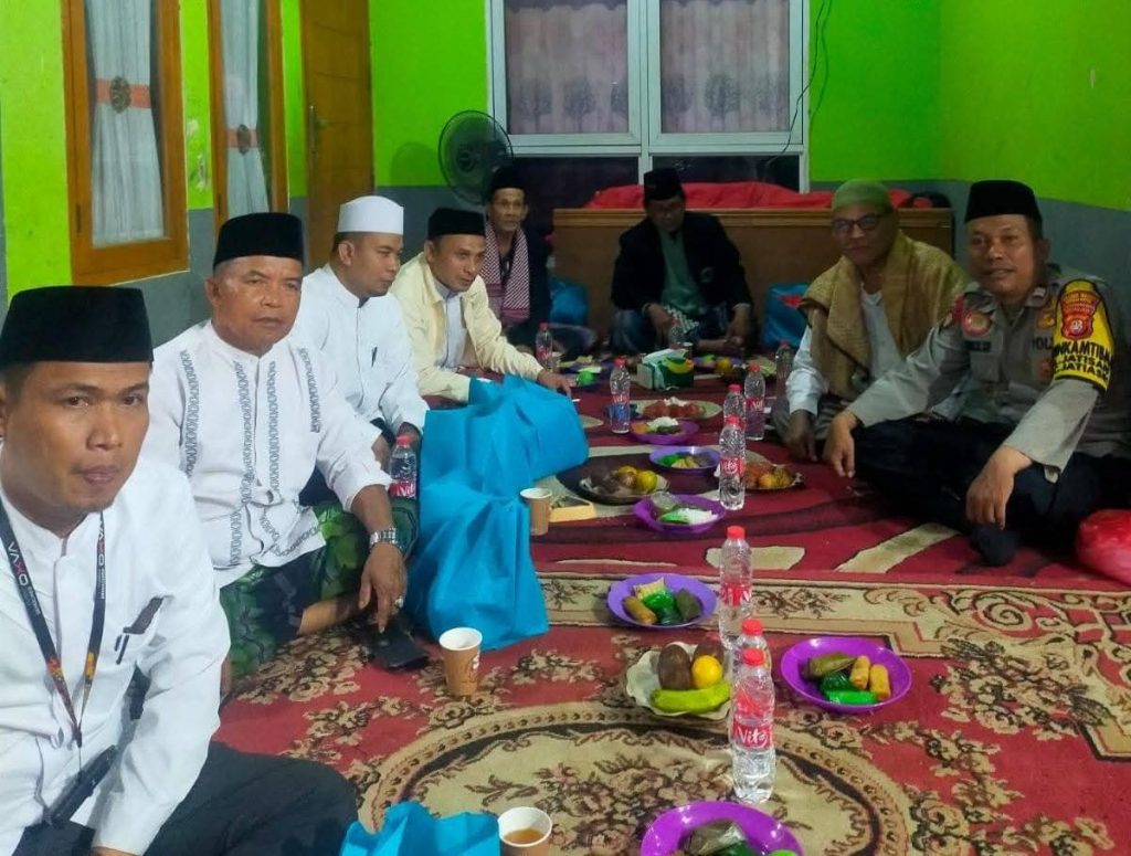 Polri Hadir dalam Kegiatan Keagamaan, Bhabinkamtibmas Jatisari Hadiri Milad ke-21 MDI Ar Riyadh