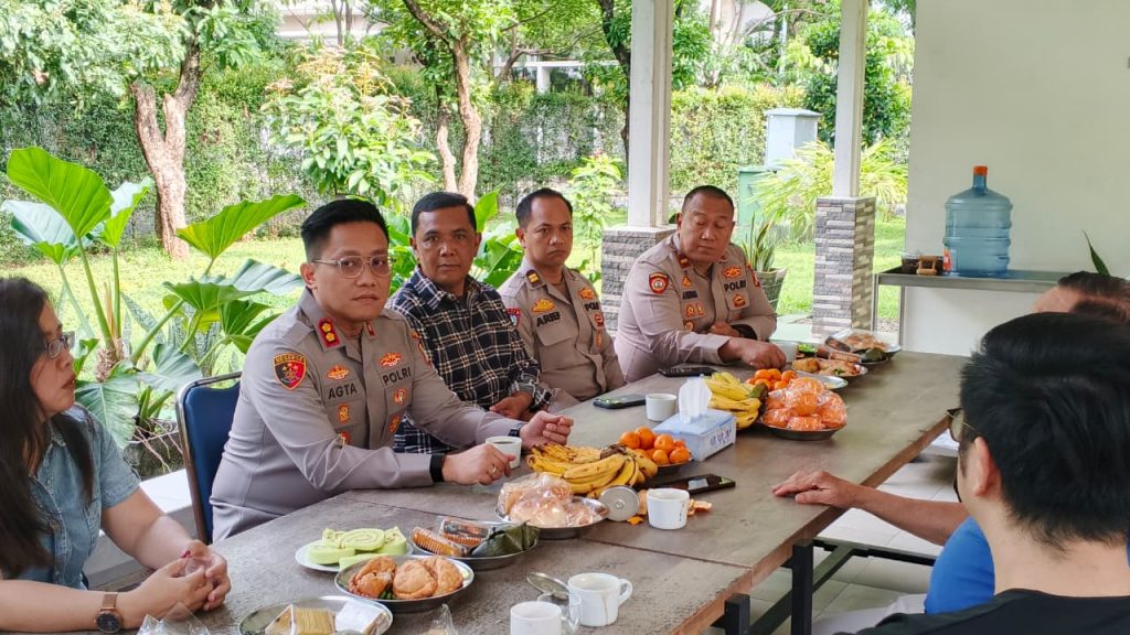 Kapolsek Metro Penjaringan AKBP Agta Bhuwana Putra, S.I.K., M.A.P. Gelar Ngopi Kamtibmas di Pinisi Tamaran PIK RW 13, Ajak Warga Jaga Kondusifitas Jelang Imlek
