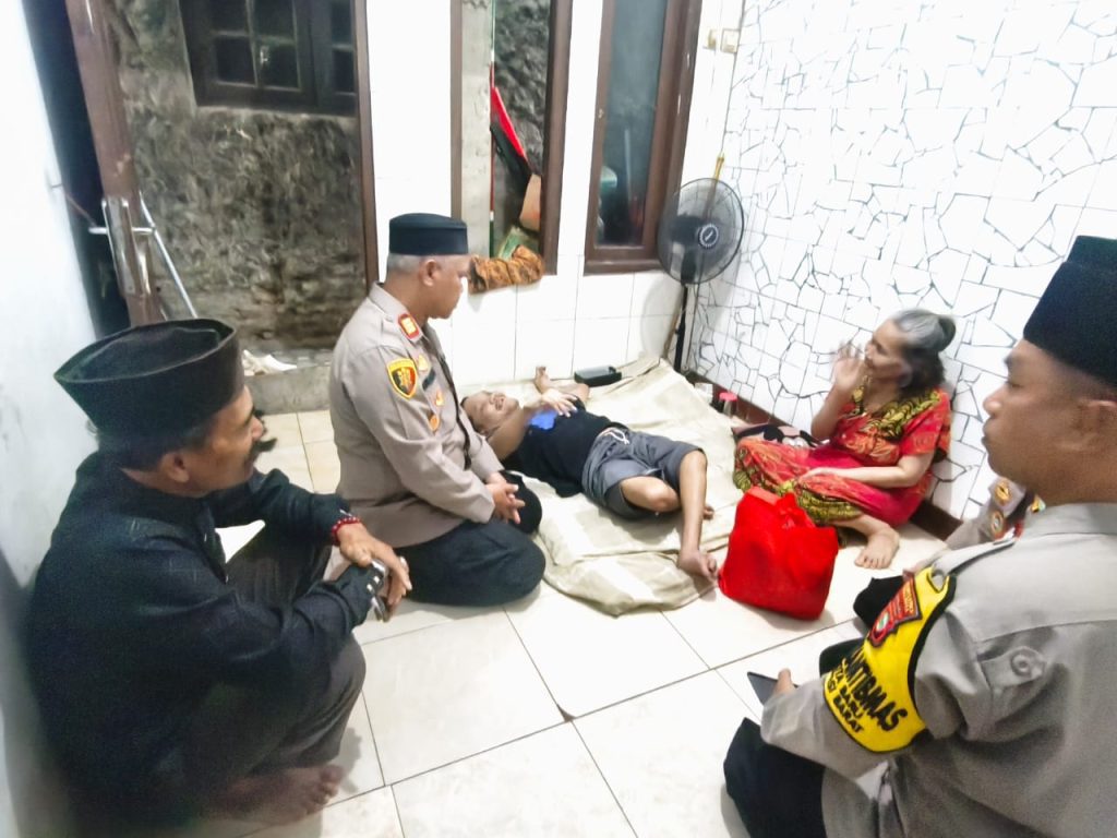 Kapolsek Bekasi Barat Kunjungi Warga Disabilitas, Berikan Bantuan dan Dukungan Moril