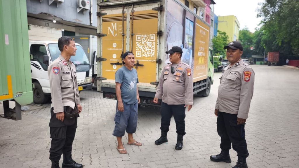 Cegah Gangguan Kamtibmas, Polisi Intensifkan Patroli Humanis di Kawasan Niaga Pademangan