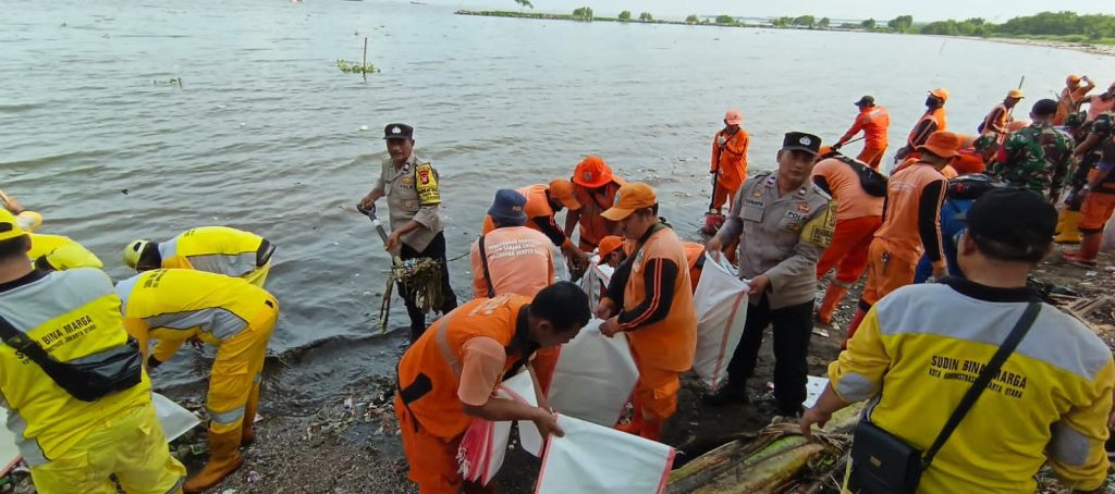 Ratusan Personel Gabungan Bersihkan Pesisir Marunda, Wujud Kolaborasi Jaga Lingkungan Jakarta Utara