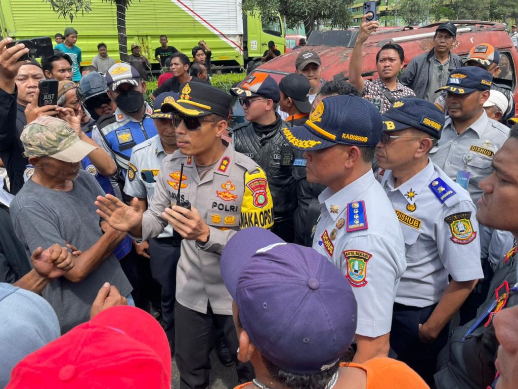 Aksi Mogok Supir Angkot di Jalan A. Yani Berakhir Kondusif, Wakapolres Metro Bekasi Kota Fasilitasi Audiensi dengan Pemkot