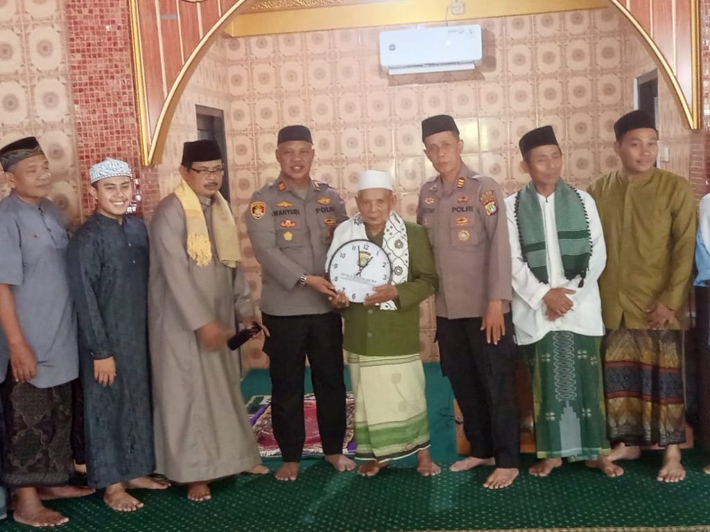 Kapolsek Bekasi Barat Sholat Jumat Keliling Ajak Warga Cegah Tawuran