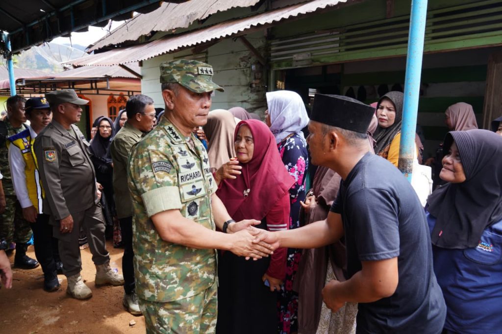 Wakil Ketua I Satgas PRR Letjen TNI Richard Tampubolon Dampingi Menko PMK Penyerahan Bantuan Stimultan Rumah Rusak Pascabencana di Sumatera