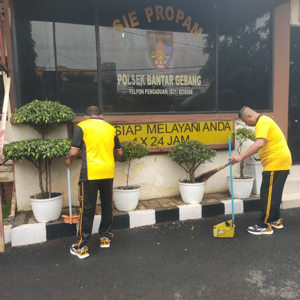 POLSEK BANTAR GEBANG GELAR KEGIATAN BERSIH-BERSIH (KORVEI) DI LINGKUNGAN KANTOR