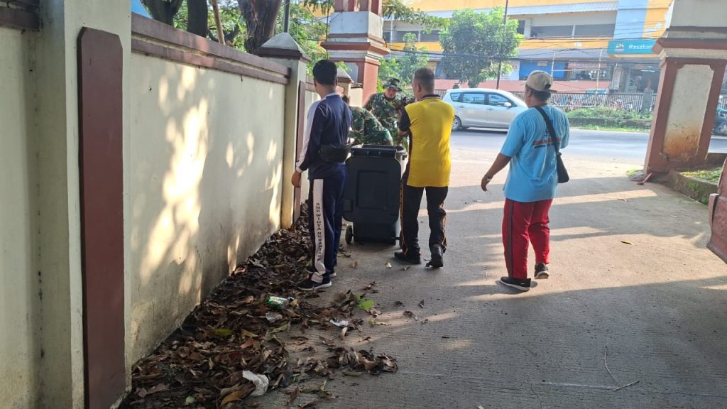 Personel Polsek Bantar Gebang Laksanakan Korve K3 Bersama 3 Pilar di Wilayah Bantar Gebang dan Mustikajaya.