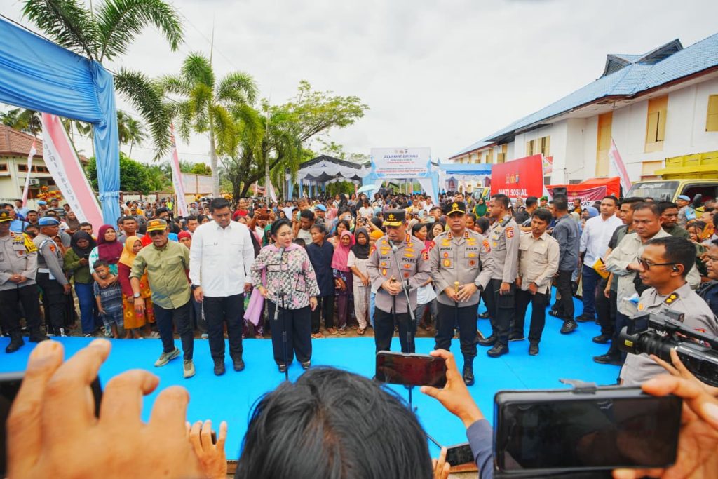 Tinjau Huntara dan Beri Bantuan Buat Korban Bencana di Tapanuli Tengah, Titiek Soeharto Apresiasi Polri
