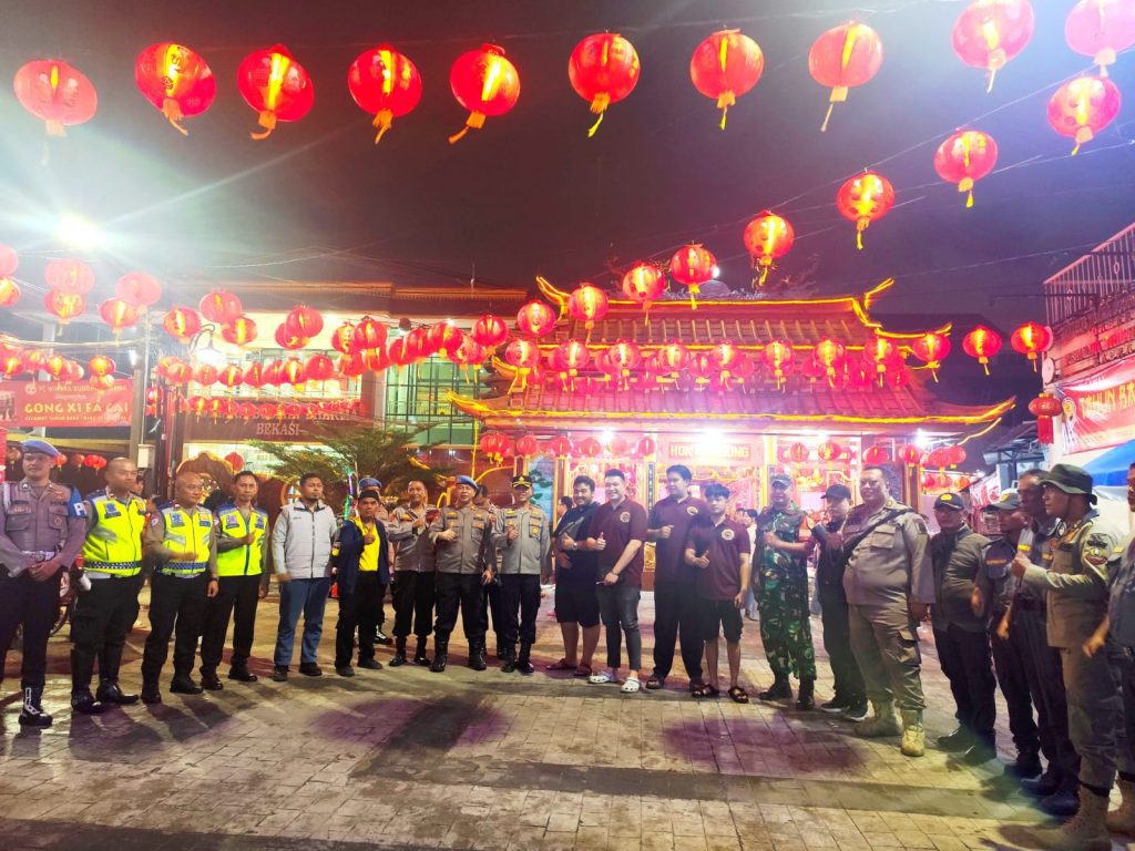 Polsek Rawalumbu Hadirkan Rasa Aman, Umat Buddha Jalani Ibadah Imlek dengan Khidmat