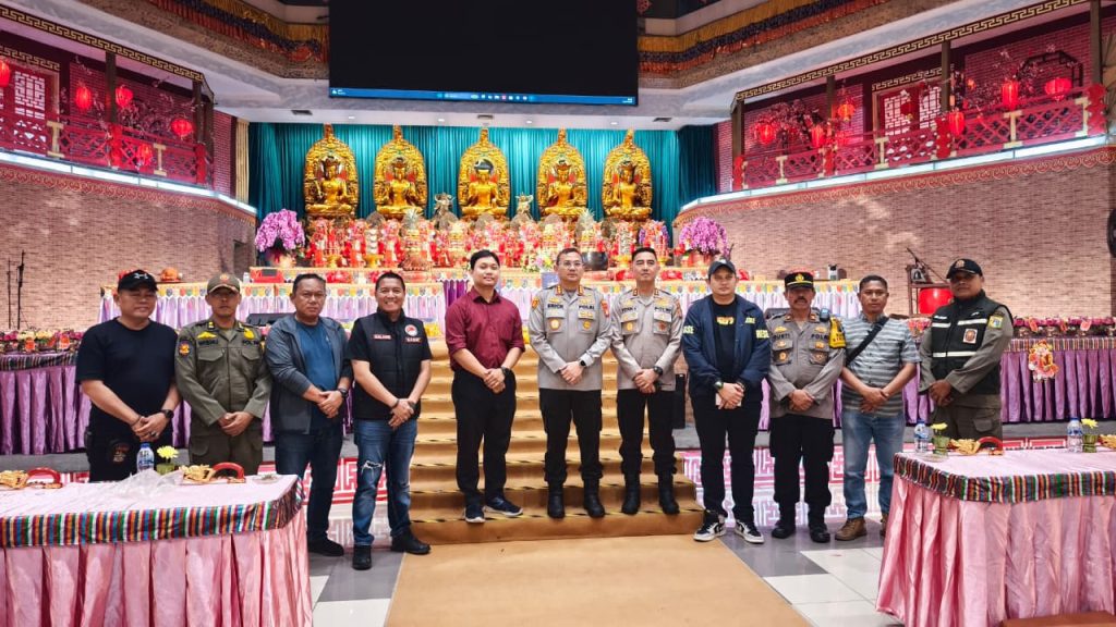 Kapolres Metro Jakarta Utara Pantau Pengamanan Ibadah Malam Imlek di Ancol