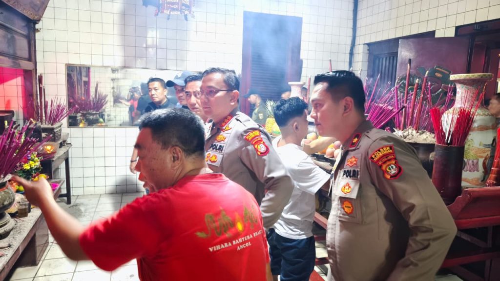 Kapolres Metro Jakarta Utara Tinjau Pengamanan Ibadah Malam Imlek di Vihara Bahtera Bakti Ancol