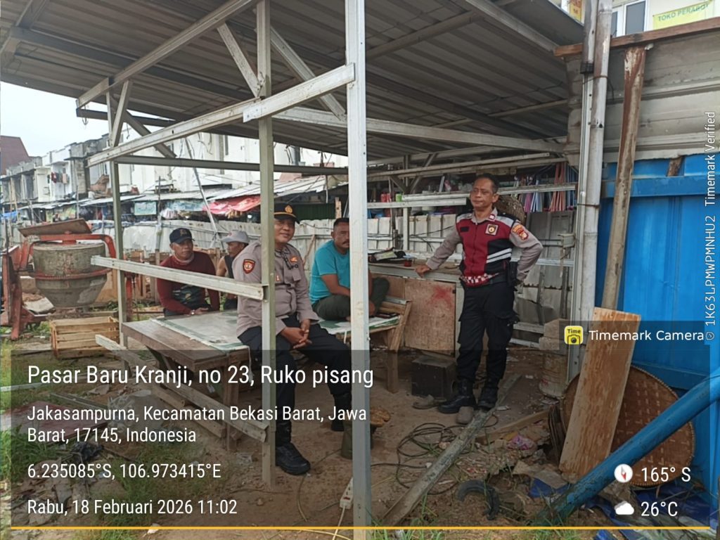 Patroli Jalan Kaki Polsek Bekasi Barat Memberikan Rasa Aman Masyarakat