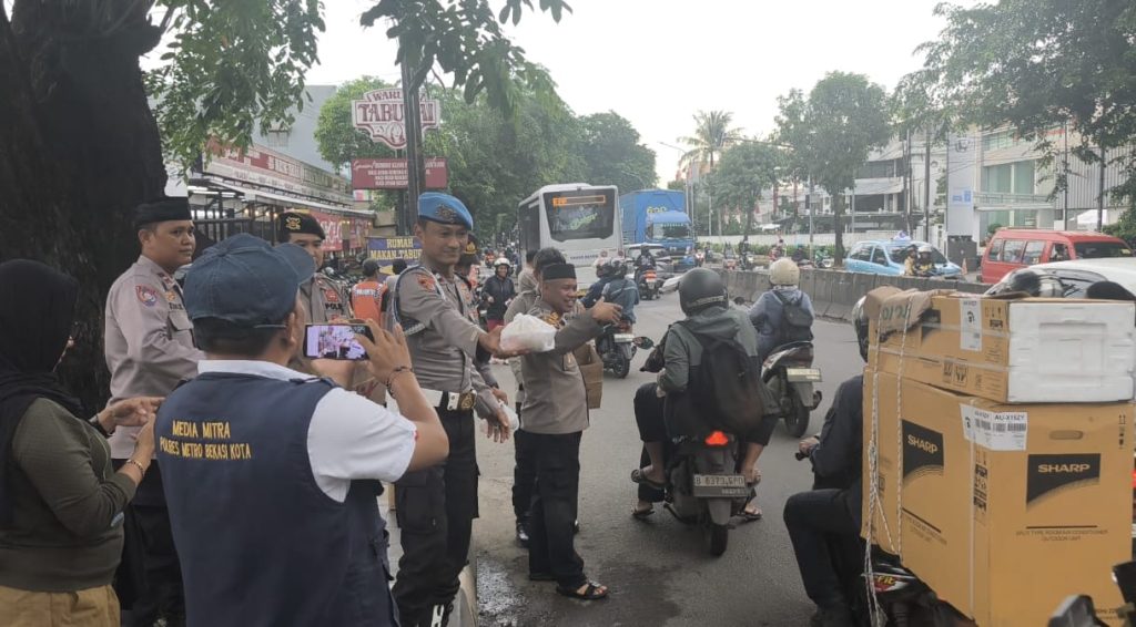 Dihari Pertama Puasa Polsek Bekasi Barat Bagikan Takjil Kepada Warga Masyarakat