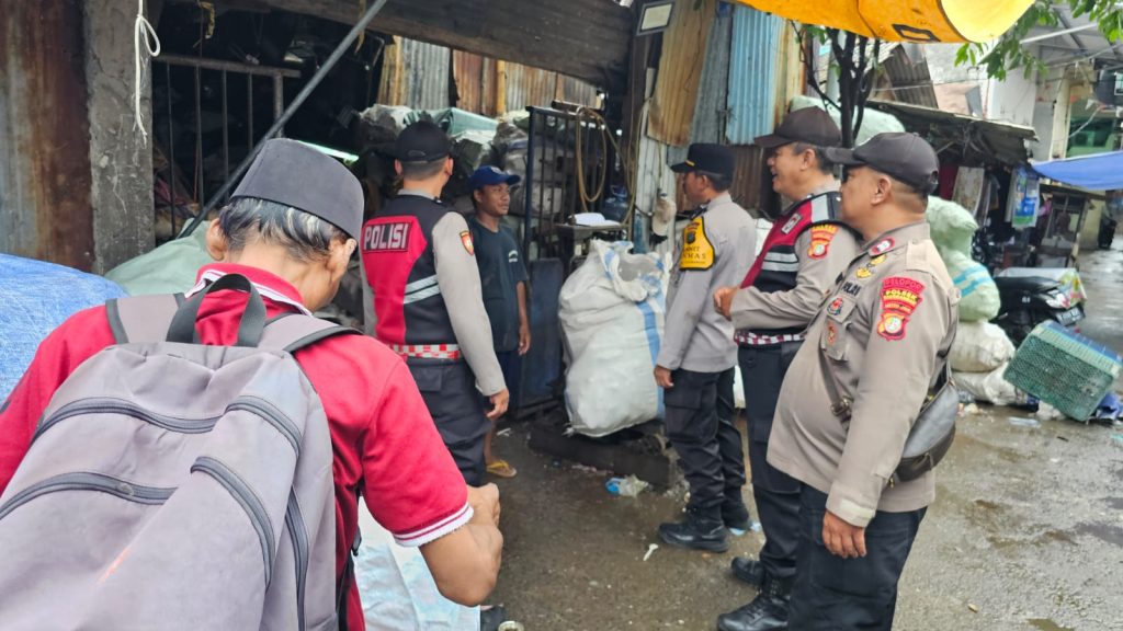 Polisi Gelar Patroli Jalan Kaki di Pademangan Barat, Dukung Program “Jaga Lingkungan”