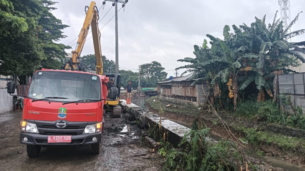 Antisipasi Banjir, Bhabinkamtibmas Perwira Polsek Bekasi Utara Pantau Normalisasi Kali Mangseng