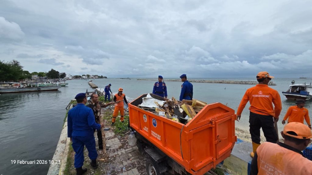 Ditpolairud Polda Metro Jaya Bersihkan 200 Kg Sampah di Pulau Lancang