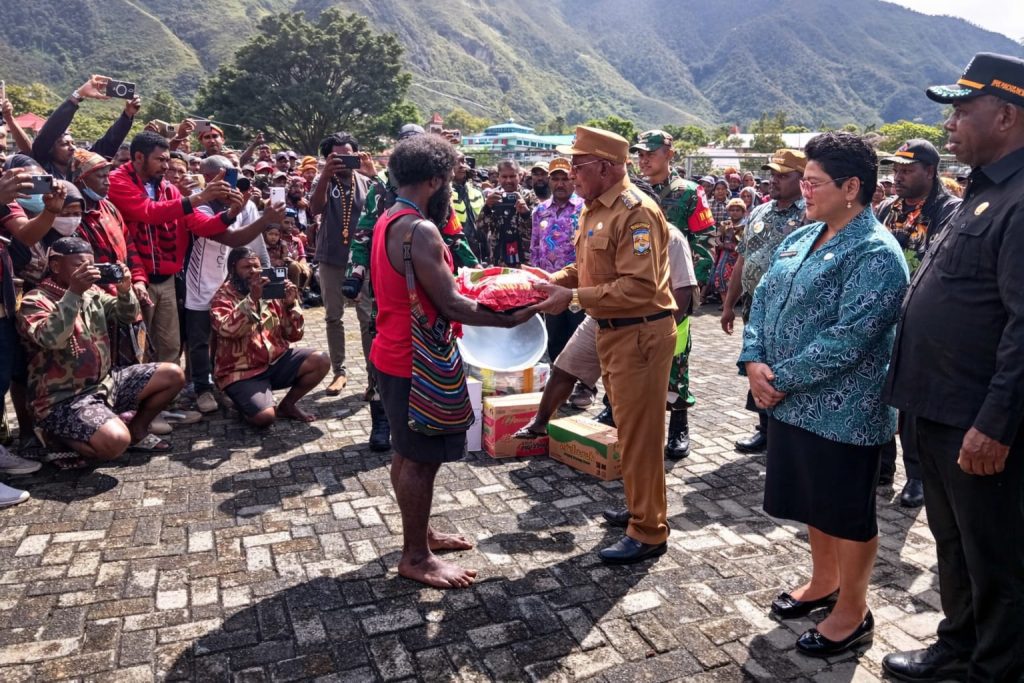 Dandim 1714/PJ Dampingi Bupati Puncak Serahkan Sembako Untuk Masyarakat Pengungsi di Kab. Puncak Jaya