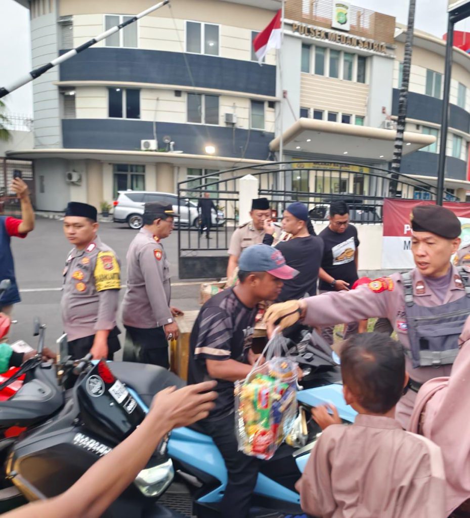 Polsek Medan Satria Bagikan 200 Bungkus Ta’jil kepada Warga, Wujud Kepedulian di Bulan Ramadan